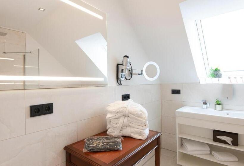 带露台的套间, Advastay By King's