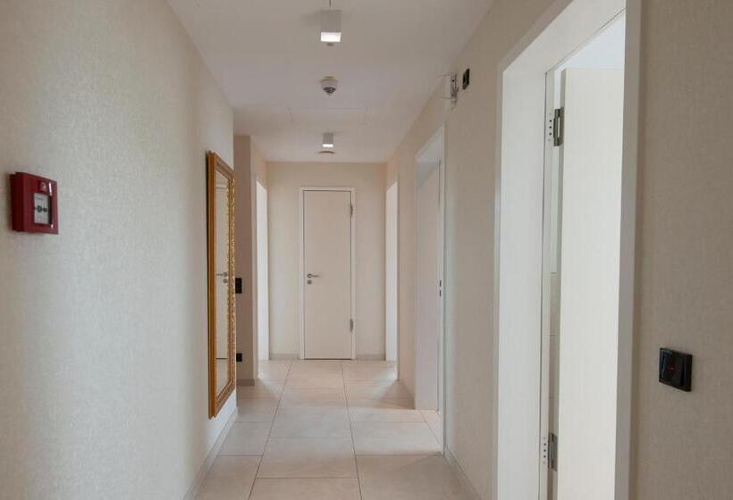 带露台的套间, Advastay By King's