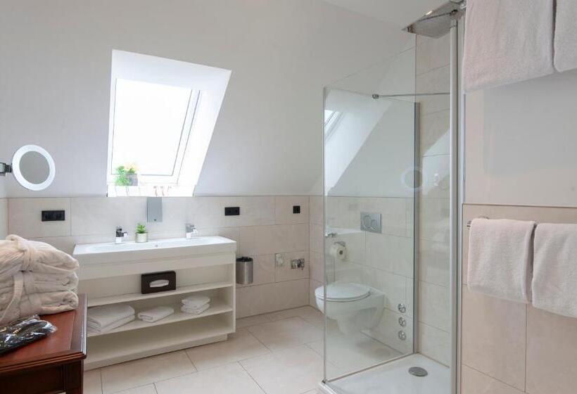 带露台的套间, Advastay By King's