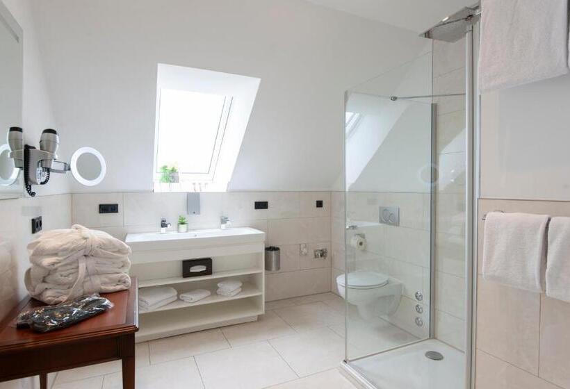 带露台的套间, Advastay By King's