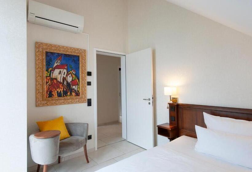 带露台的套间, Advastay By King's