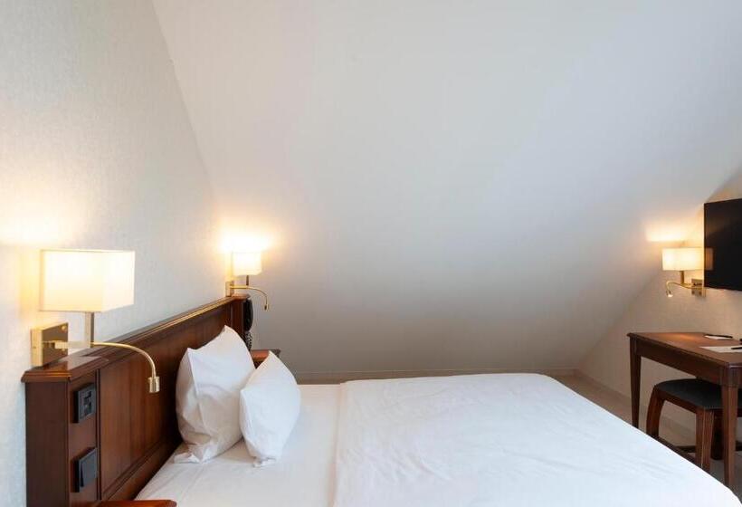 带露台的套间, Advastay By King's