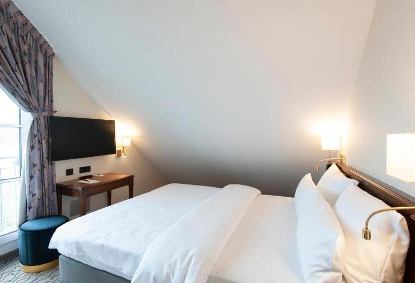 带露台的套间, Advastay By King's