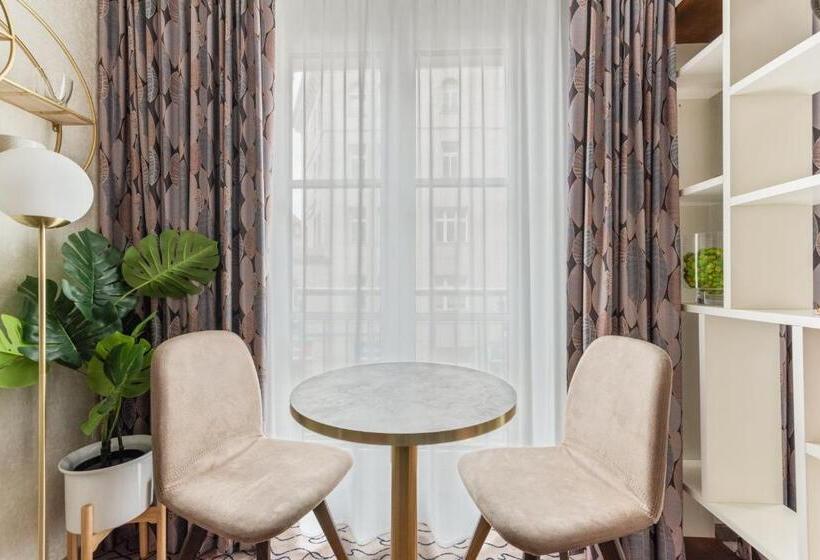 豪华工作室, Advastay By King's