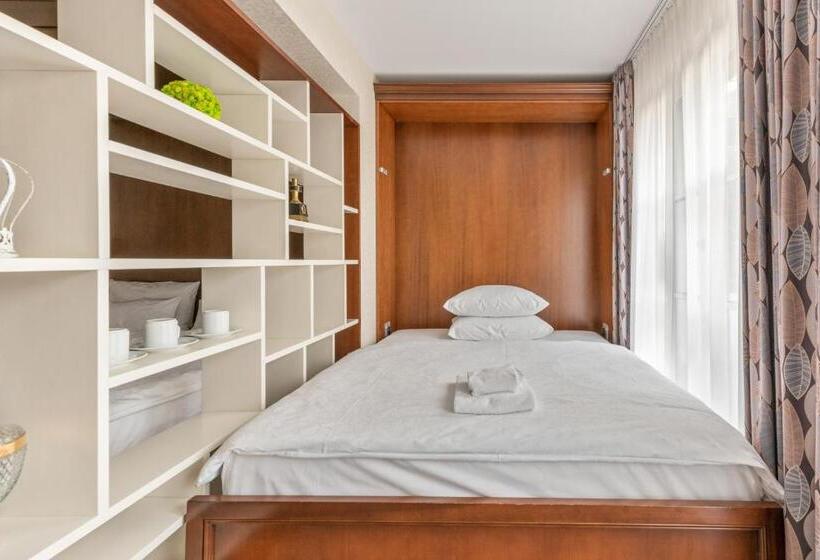 标准三人间, Advastay By King's