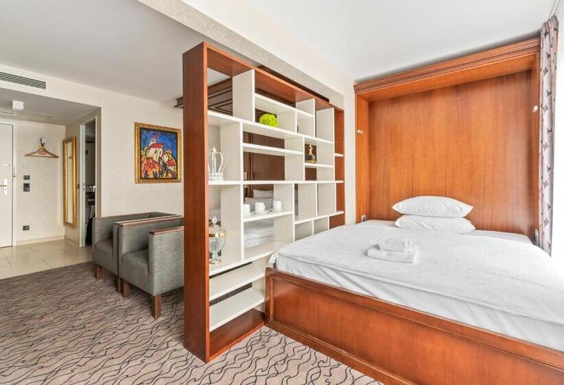 标准三人间, Advastay By King's