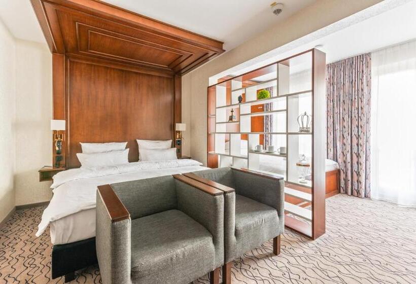 标准三人间, Advastay By King's