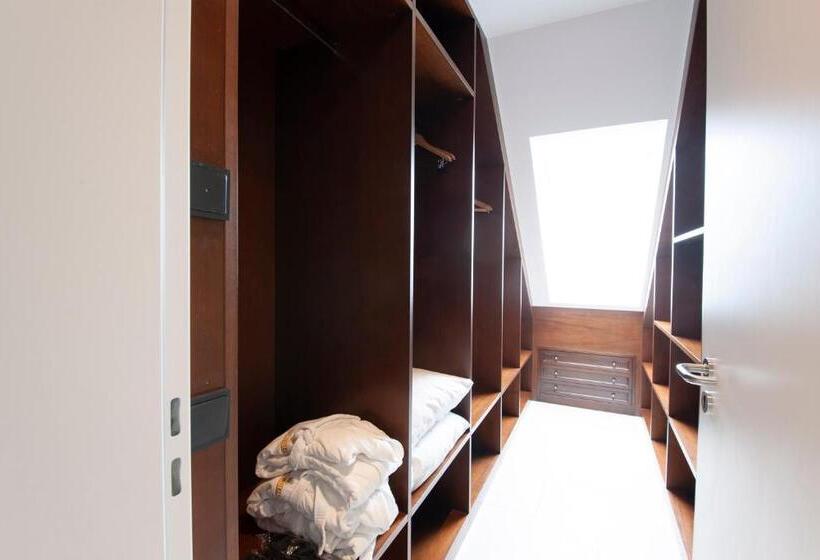 带露台的套间, Advastay By King's