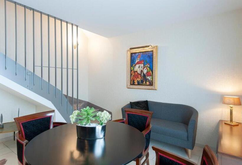 带露台的套间, Advastay By King's