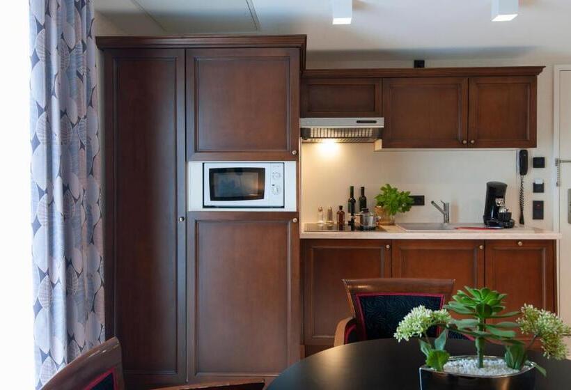 带露台的套间, Advastay By King's