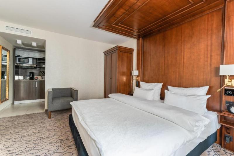 俱乐部房间, Advastay By King's