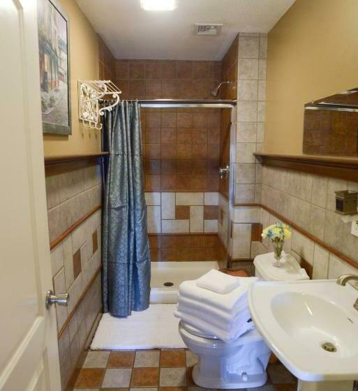 اتاق خانوادگی, Naomi's Inn Bed & Breakfast