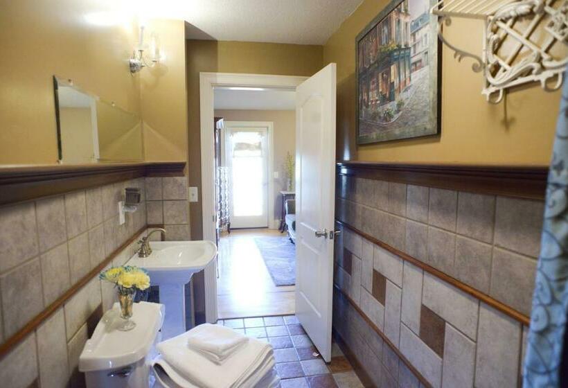 اتاق خانوادگی, Naomi's Inn Bed & Breakfast