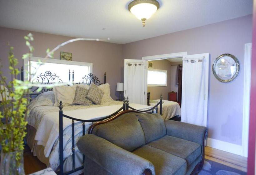 اتاق خانوادگی, Naomi's Inn Bed & Breakfast