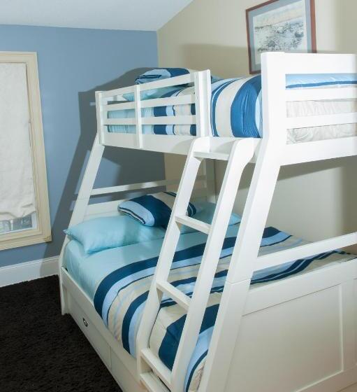 اتاق خانوادگی, Naomi's Inn Bed & Breakfast