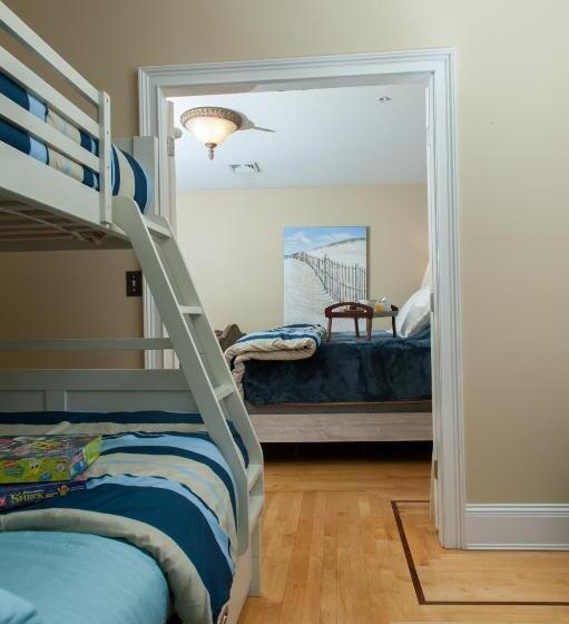 اتاق خانوادگی, Naomi's Inn Bed & Breakfast