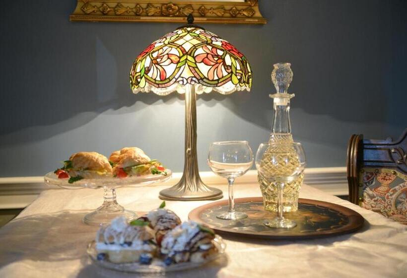 اتاق لوکس خانوادگی, Naomi's Inn Bed & Breakfast