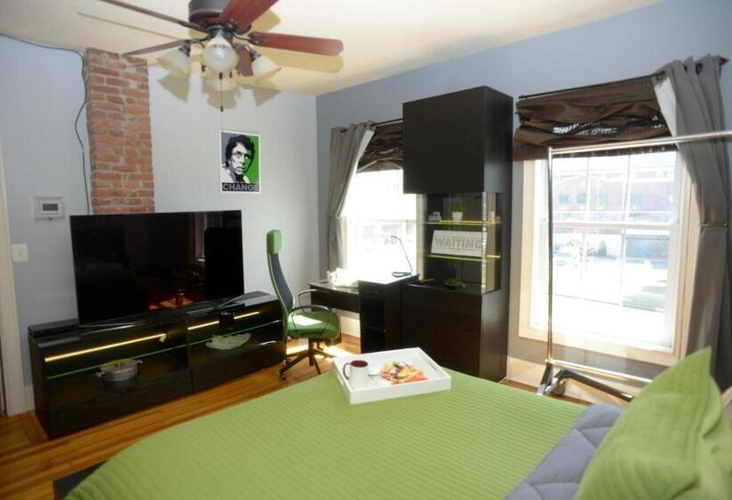 اتاق لوکس, Naomi's Inn Bed & Breakfast