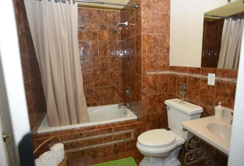 اتاق لوکس, Naomi's Inn Bed & Breakfast