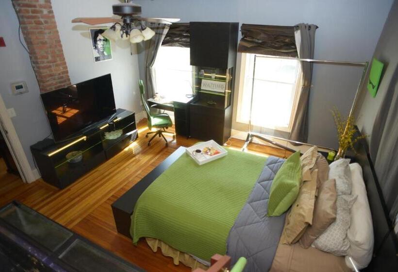 اتاق لوکس, Naomi's Inn Bed & Breakfast