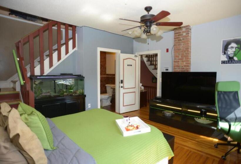 اتاق لوکس, Naomi's Inn Bed & Breakfast