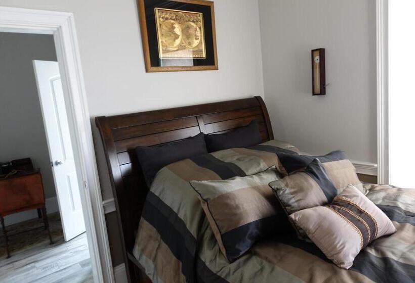 اتاق لوکس, Naomi's Inn Bed & Breakfast