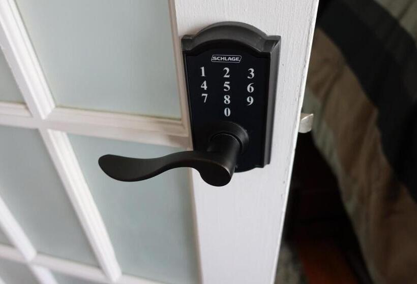 اتاق لوکس, Naomi's Inn Bed & Breakfast