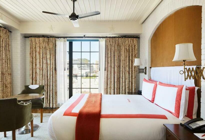 带大床的标准间, The Bowery