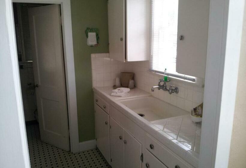 جناح مطلّ علي حمام السباحة, The Conch House Marina Resort