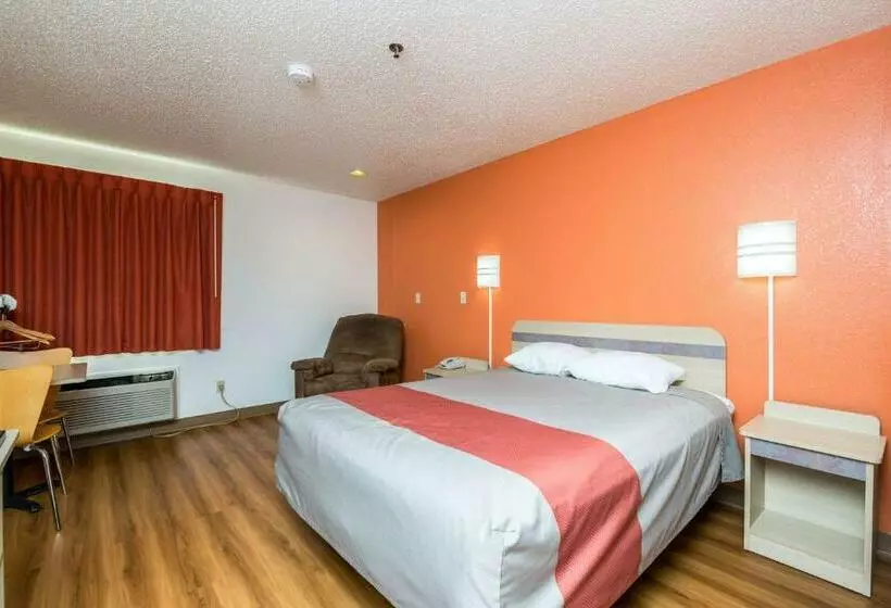 キングサイズベッドのスタンダードルーム, Motel 6waterloo, Ia