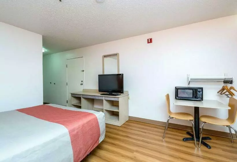 キングサイズベッドのスタンダードルーム, Motel 6waterloo, Ia