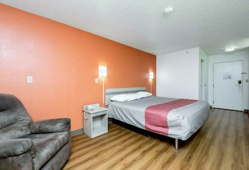 キングサイズベッドのスタンダードルーム, Motel 6waterloo, Ia