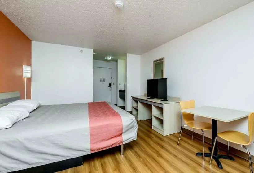 キングサイズベッドのスタンダードルーム, Motel 6waterloo, Ia