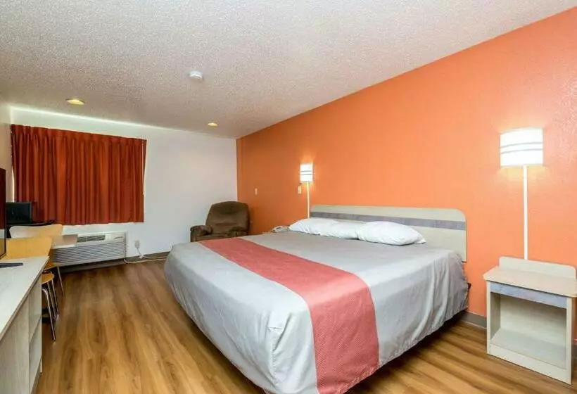 キングサイズベッドのスタンダードルーム, Motel 6waterloo, Ia