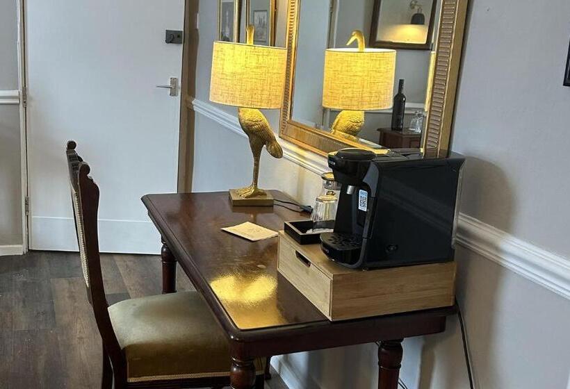 スタンダードルーム, Upstairs At The Pipe Makers