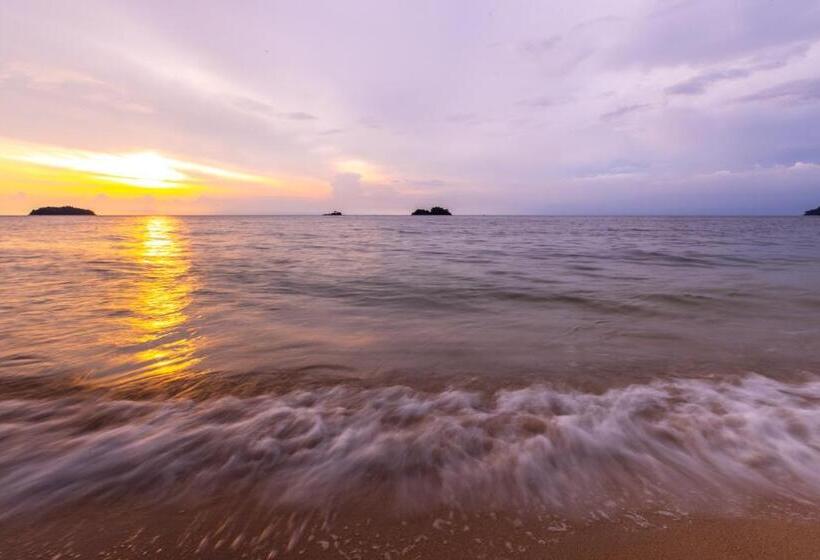 غرفة قياسية مطلّة علي البحر مزوَّدة بشُرفة, Baansook Resort Koh Chang