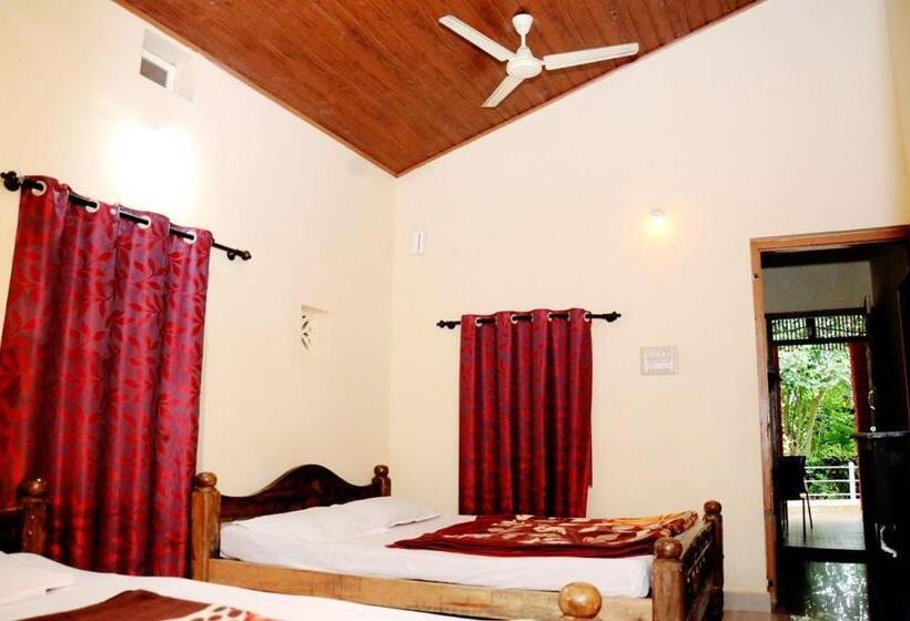 バルコニー付きスタンダードルーム, Coorg Hotel And Cottage