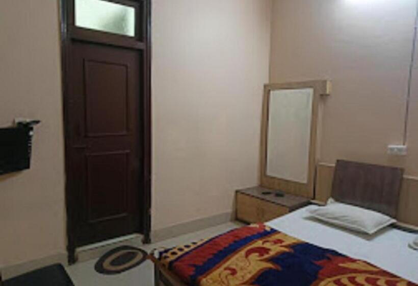 חדר אקונומי, Varun Inn