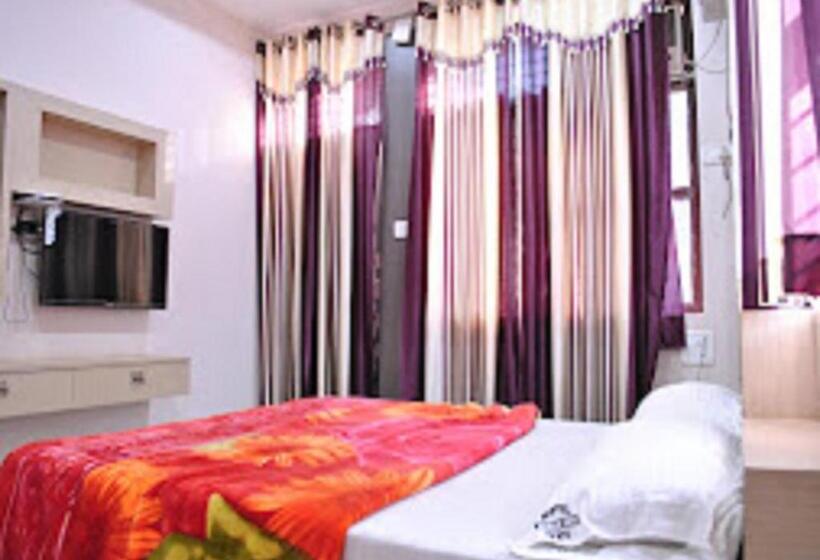 חדר אקונומי, Varun Inn