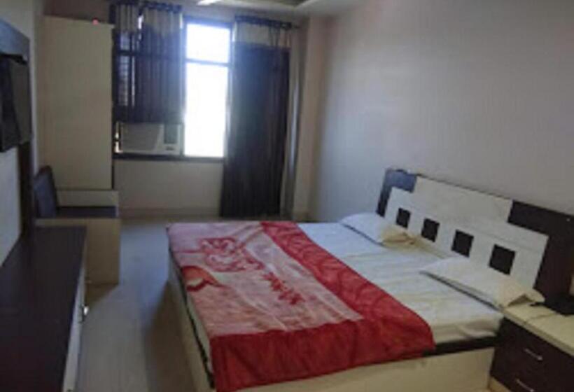 四人标准间, Varun Inn