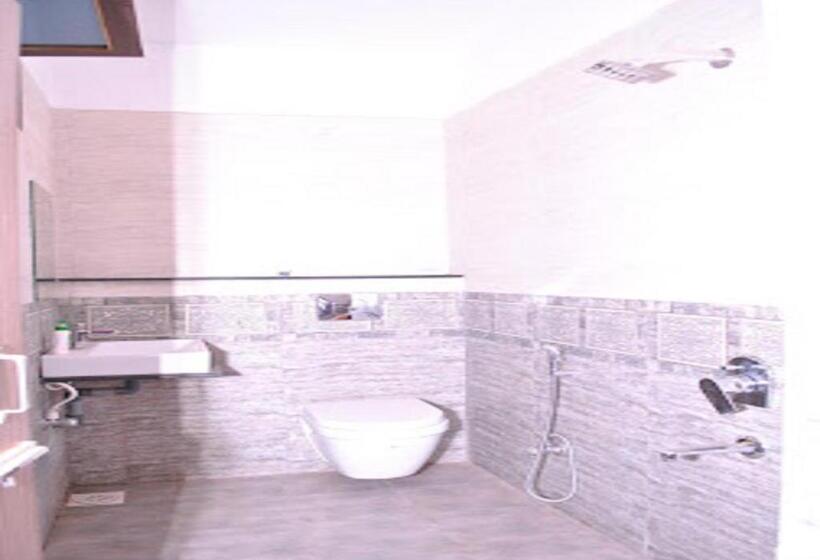 חדר אקונומי לשלושה, Varun Inn