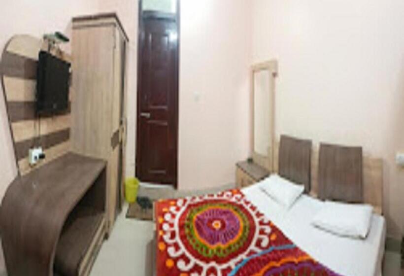 חדר סטנדרט לשלושה, Varun Inn