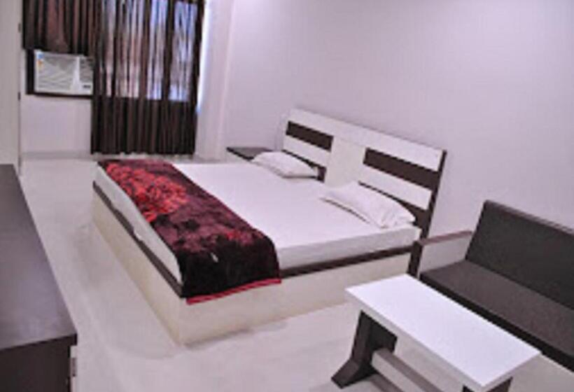 חדר סטנדרט לארבעה, Varun Inn