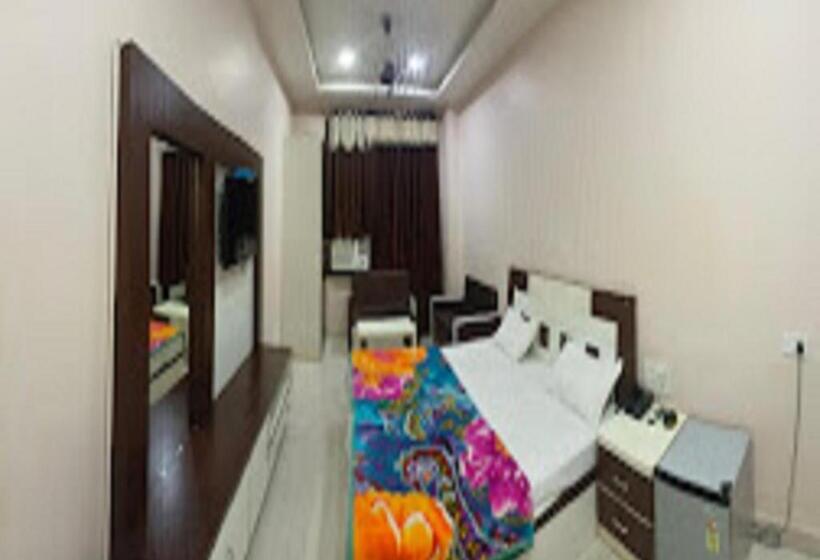 חדר סטנדרט לארבעה, Varun Inn