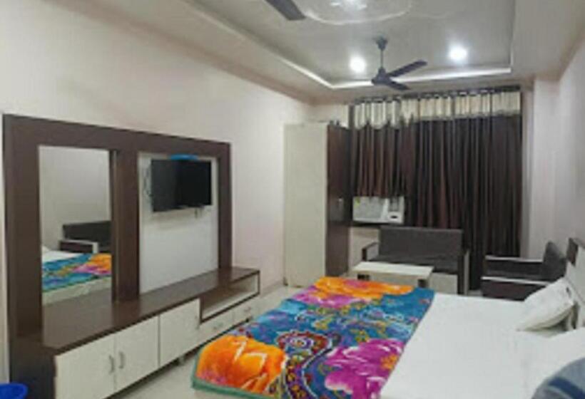 חדר אקונומי לשלושה, Varun Inn