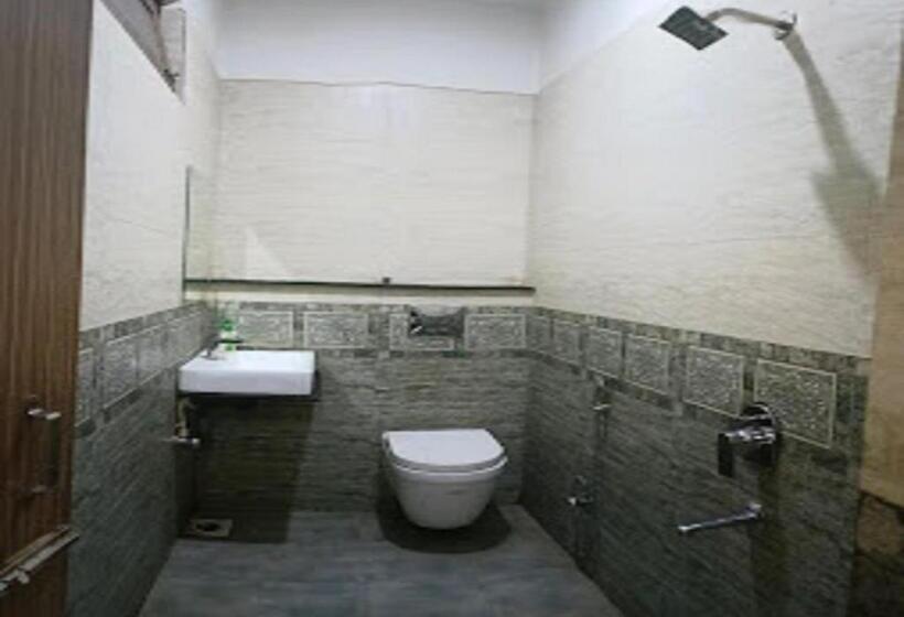 חדר אקונומי לשלושה, Varun Inn