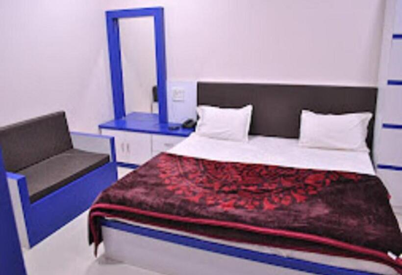 חדר אקונומי לארבעה, Varun Inn