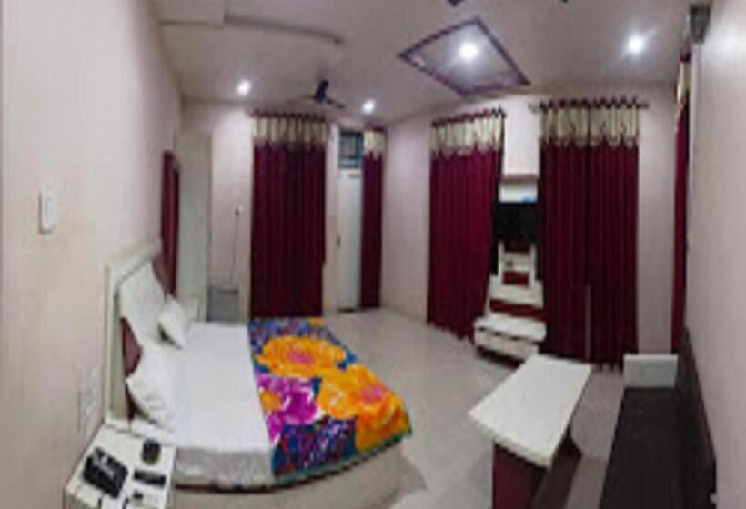 חדר אקונומי לארבעה, Varun Inn