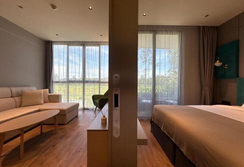 جناح جونيور مزوَّد بشرفة, La Green Hotel And Residence