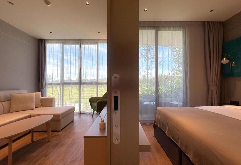 جناح جونيور مزوَّد بشرفة, La Green Hotel And Residence